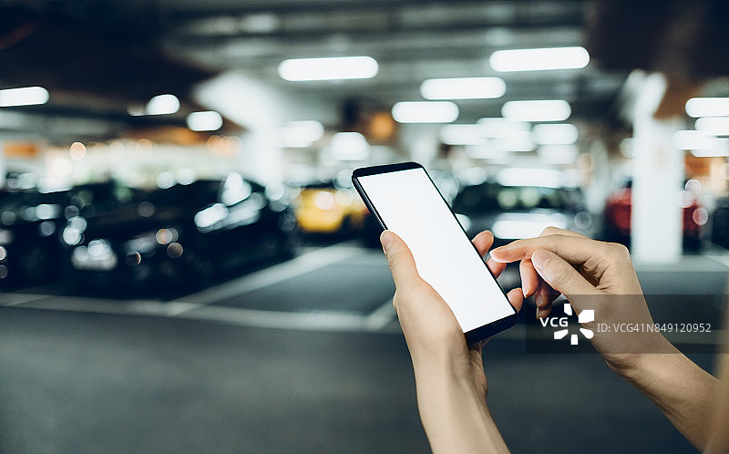 匆忙中使用手机的手图片素材