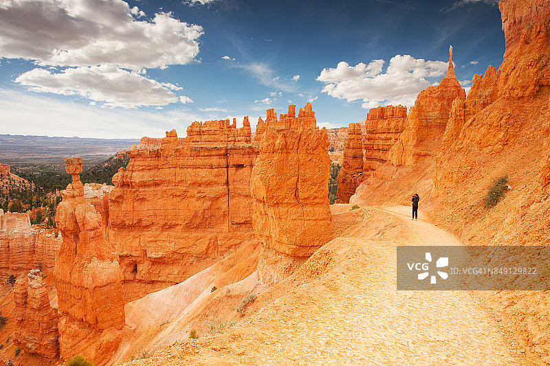 女子在布莱斯峡谷拍照图片素材