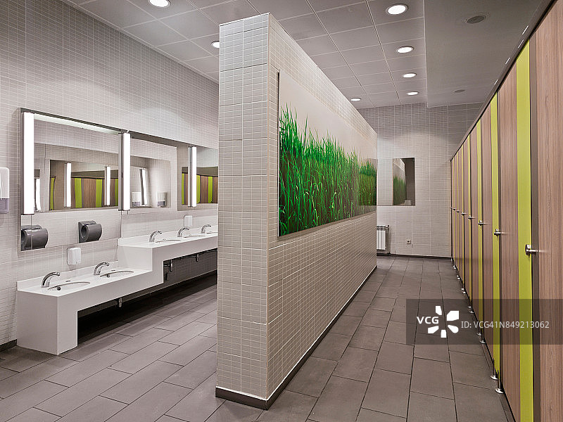 阿拉木图大型现代购物中心和娱乐中心的公共卫生间图片素材