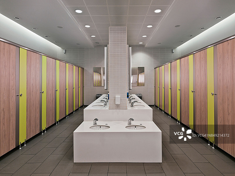 阿拉木图大型现代购物中心和娱乐中心的公共卫生间图片素材