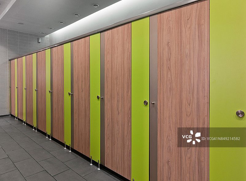 阿拉木图大型现代购物中心和娱乐中心的公共卫生间图片素材