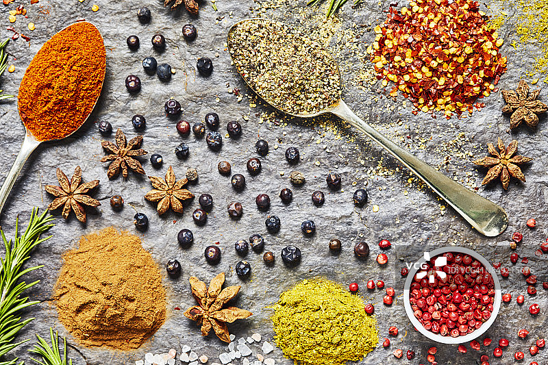 石板上不同口味和香料的俯视图图片素材