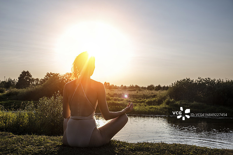 女人在日落时冥想图片素材
