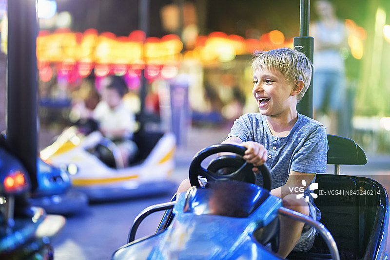 小男孩玩碰碰车图片素材