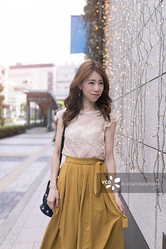 快乐的女人在城市里逛街购物图片素材