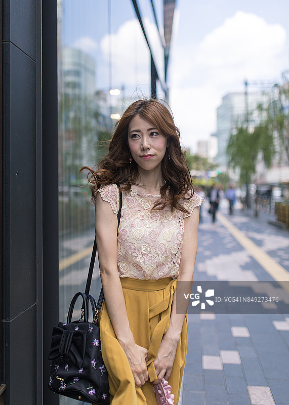 快乐的女人在首都城市购物图片素材