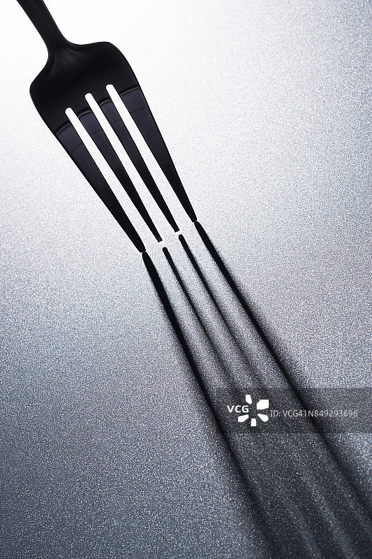 带长影子的黑色叉子图片素材