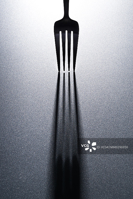 带长影子的黑色叉子图片素材