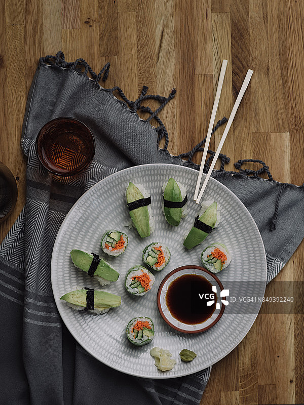 纯素牛油果寿司图片素材