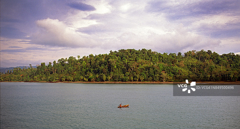 独木舟和渔夫图片素材