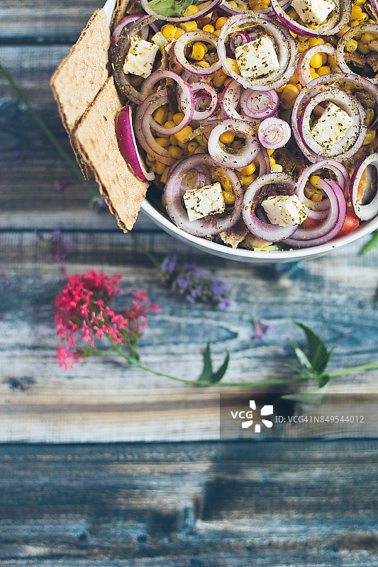 木盘上的新鲜沙拉图片素材