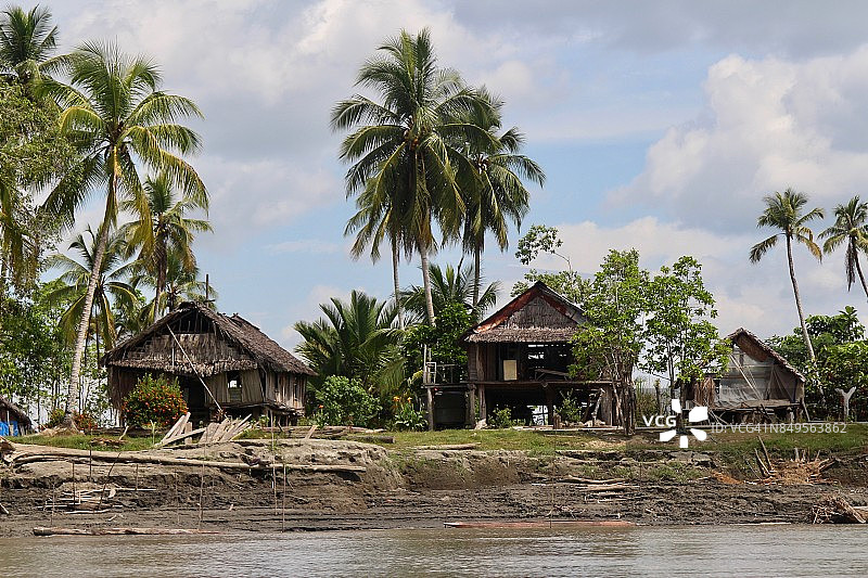 巴布亚新几内亚东塞皮克河的乡村生活图片素材