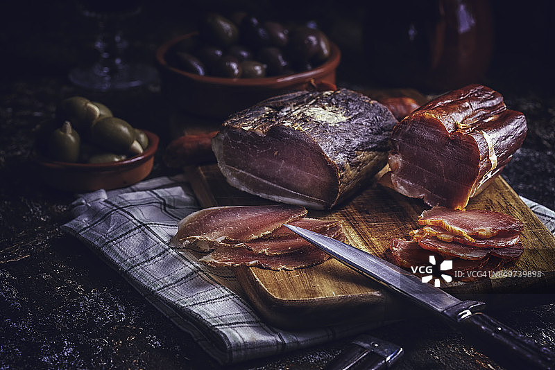 西班牙开胃小吃：萨拉米香肠、普通香肠、火腿和优质奶酪图片素材