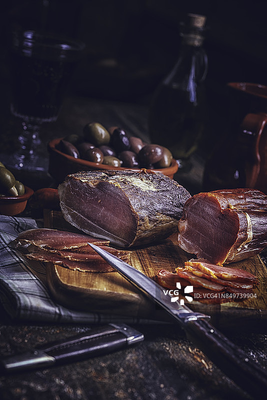 西班牙开胃小吃：萨拉米香肠、普通香肠、火腿和优质奶酪图片素材