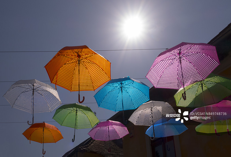 匈牙利圣安德烈镇街道上的伞图片素材