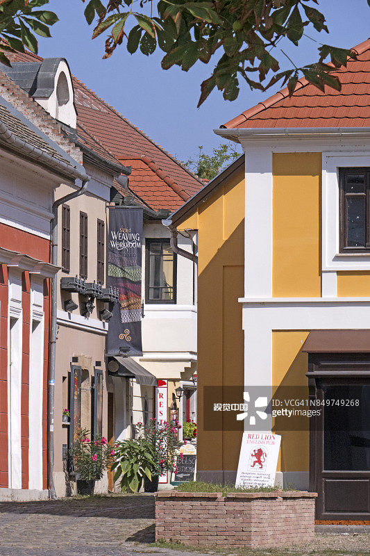 竖版照片：匈牙利圣安德烈舒适的街道图片素材