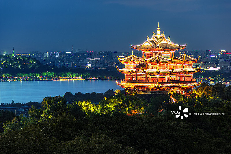 中国杭州西湖畔的 illuminated 城隍阁图片素材