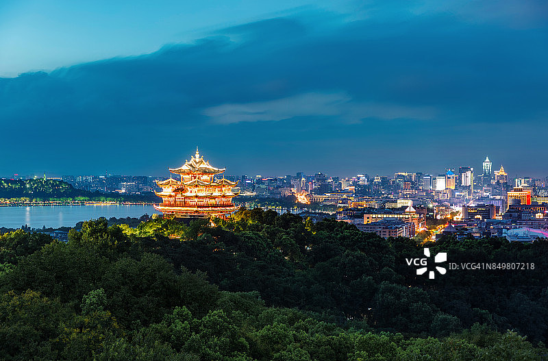 中国杭州城隍阁的城市夜景图片素材