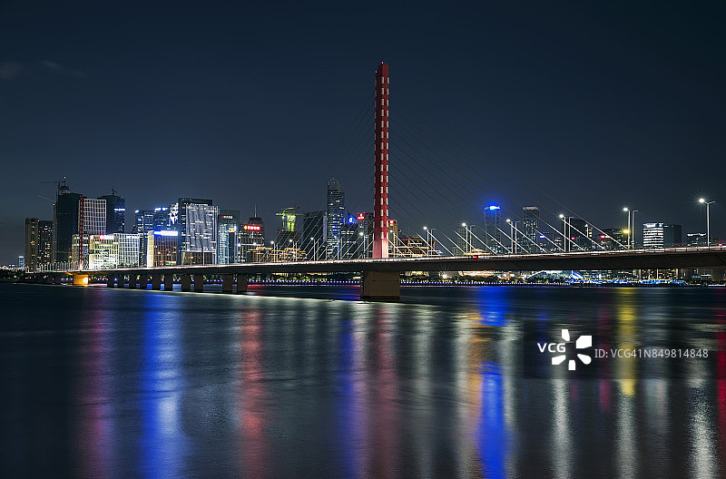 杭州的灯光桥梁与城市景观图片素材