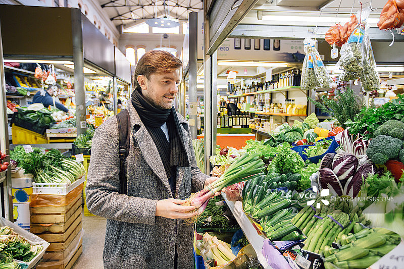 在市场购买食品的英俊男人图片素材