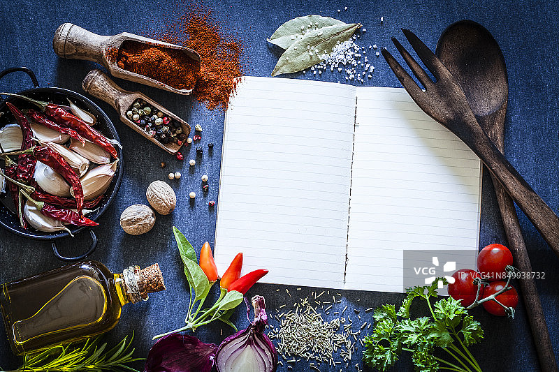 深色厨房餐桌上的香料和草药食谱图片素材