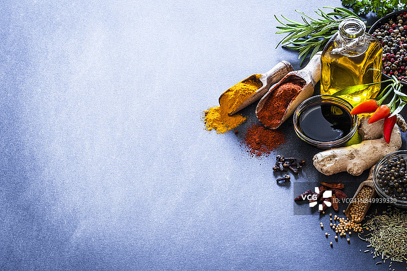 蓝灰色厨房台面上的香料和草药图片素材