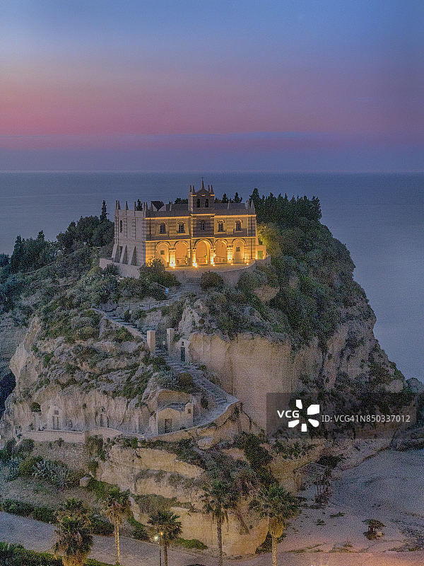 特罗佩亚美丽岛圣玛丽亚德尔伊索拉教堂图片素材