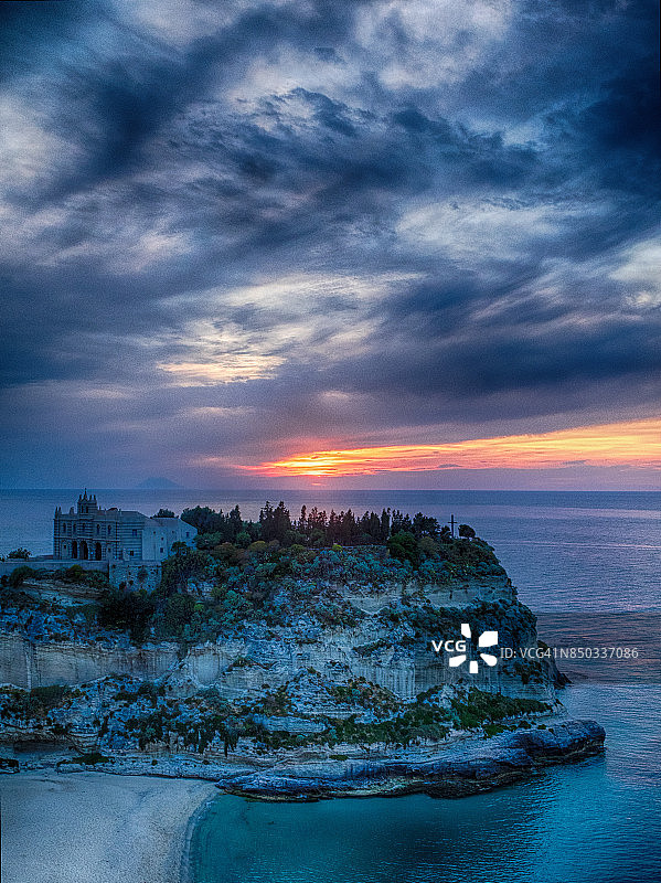 日落后的圣玛丽亚德尔伊索拉教堂图片素材