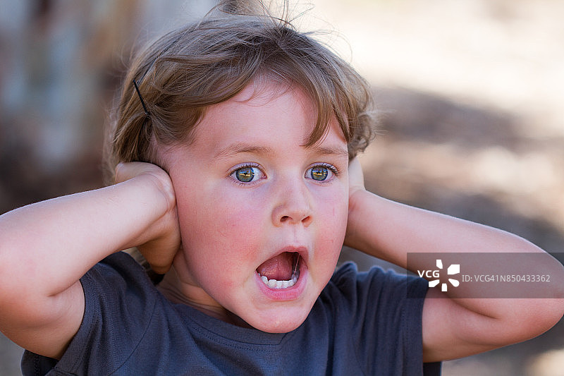 小女孩捂住耳朵图片素材