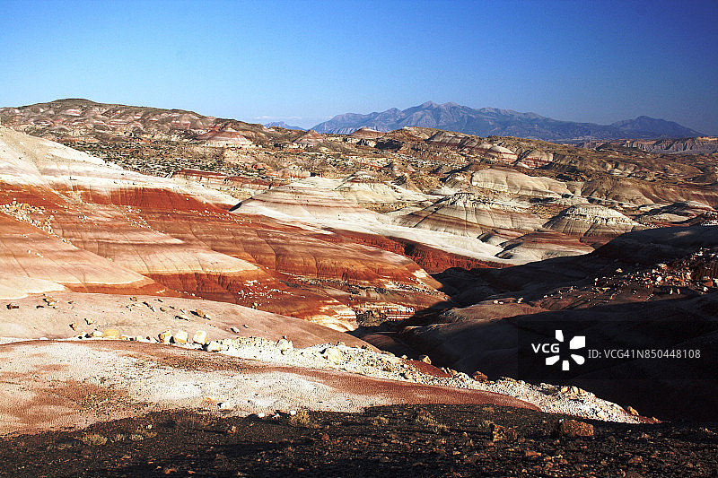 色彩斑斓的膨润土丘陵和远处的亨利山脉图片素材