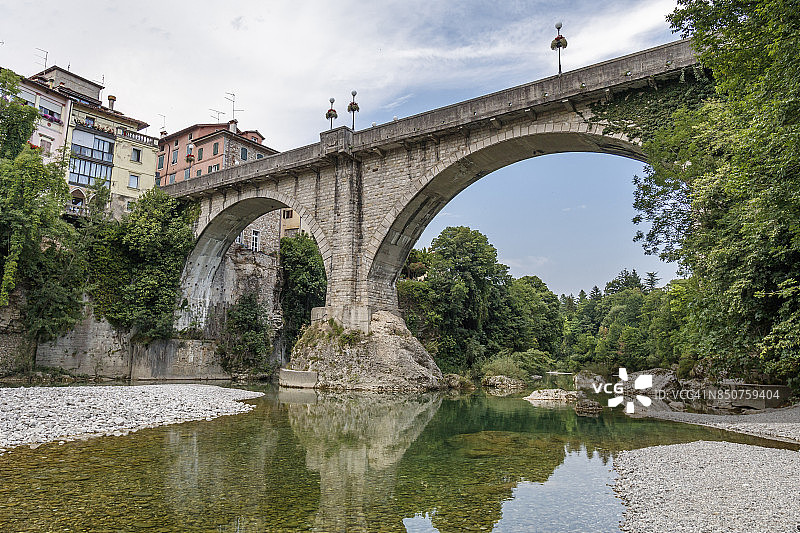从纳迪索内河床看到的魔鬼桥图片素材