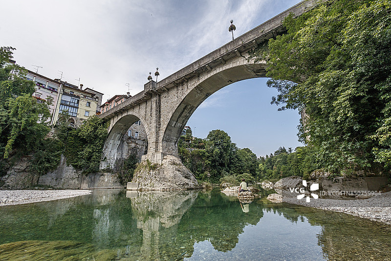 从纳迪索内河床看到的魔鬼桥图片素材