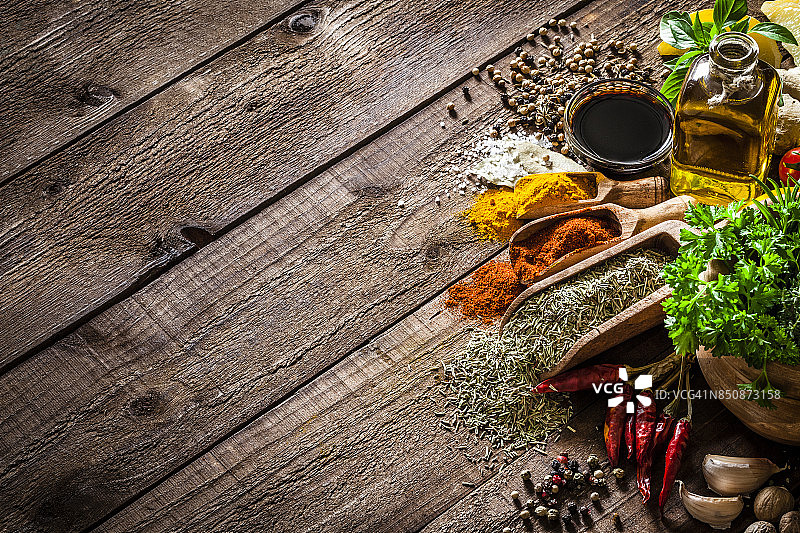 木制厨房桌子上的香料和草药图片素材