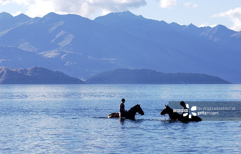 瓦纳卡湖上的骑马者图片素材