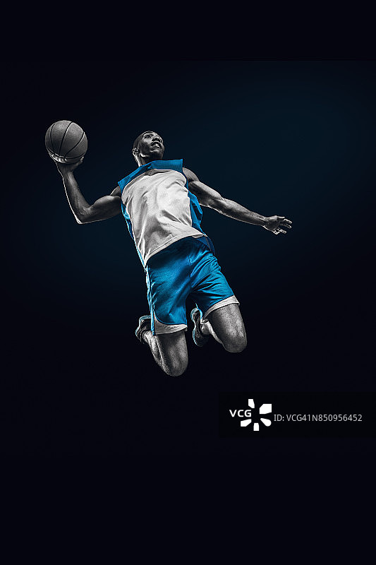 打篮球的非洲男人图片素材