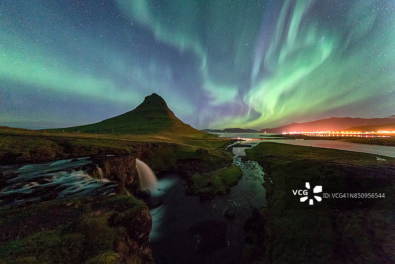 冰岛教堂山上的极光图片素材
