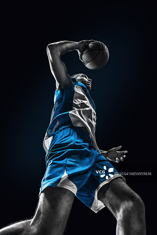 打篮球的非洲男人图片素材