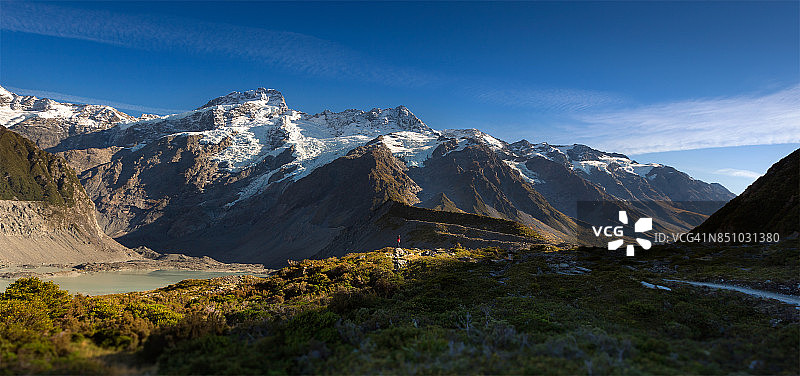 旅行者在新西兰库克山国家公园的山中图片素材