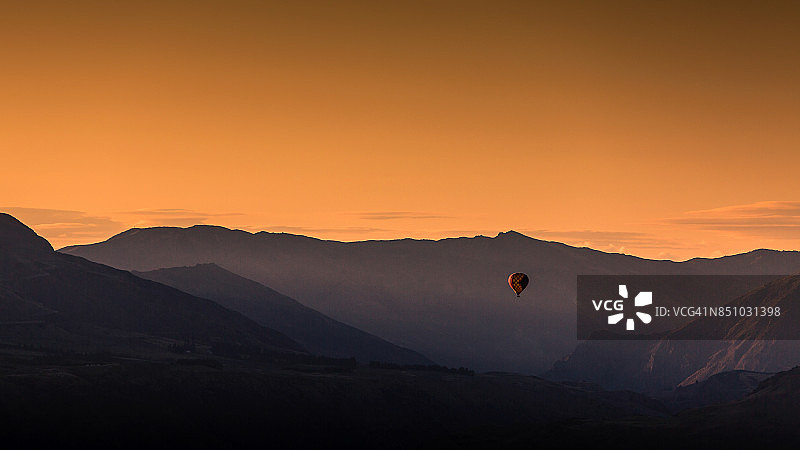 在新西兰皇后镇飞越山上的气球图片素材