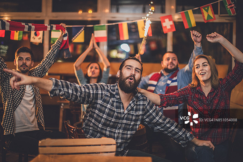 朋友们为他们的球队欢呼图片素材