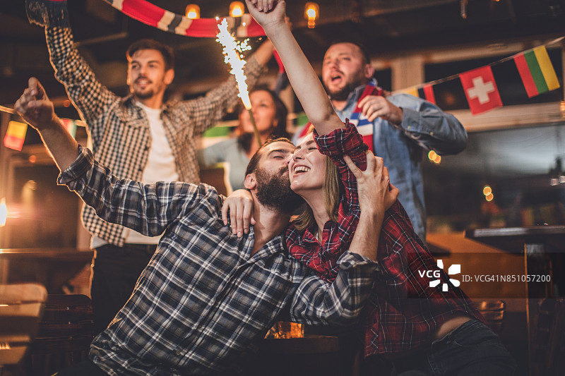 在酒吧庆祝的粉丝图片素材