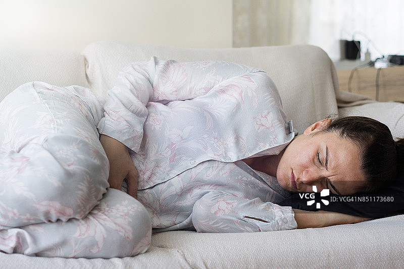 年轻女子捂住腹股沟图片素材