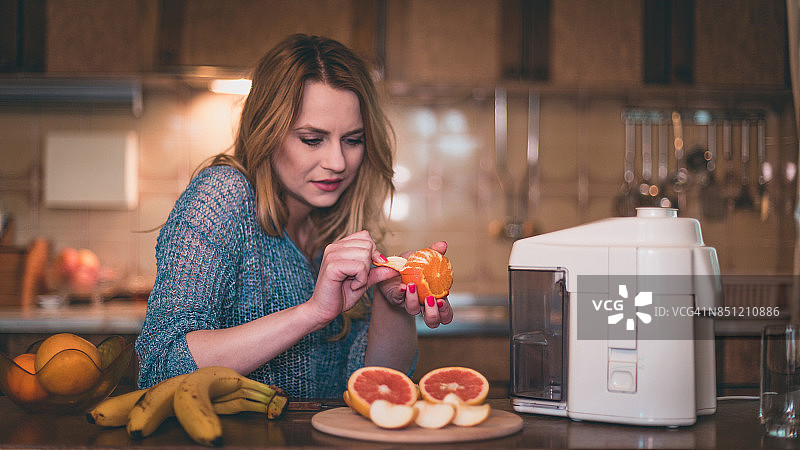 年轻女子制作冰沙饮品图片素材
