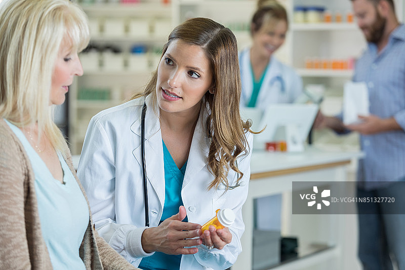 药剂师咨询女病人图片素材