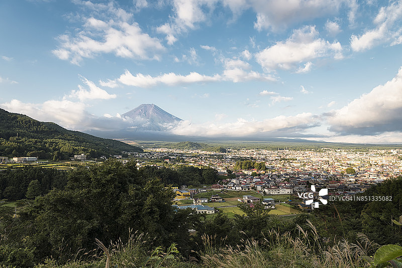 富士山与富士吉田小镇图片素材