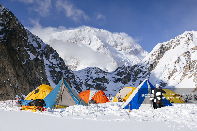 卡希尔特纳冰川大本营的帐篷，背景是德纳里峰图片素材