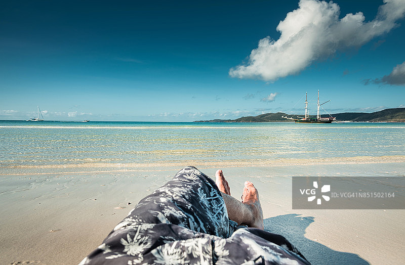 男人在澳大利亚圣灵群岛海滩独自休息图片素材