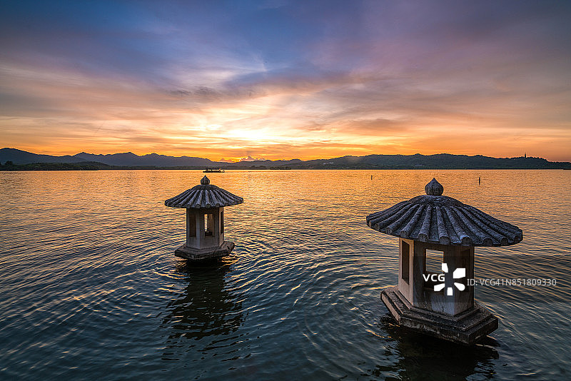 西湖石灯笼图片素材