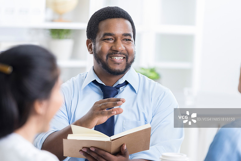 在圣经学习讨论中倾听的非裔男人图片素材