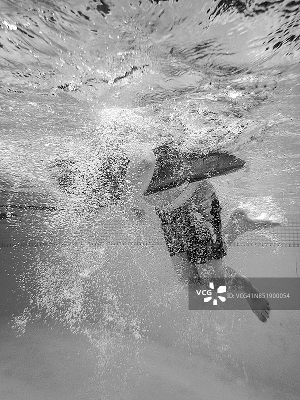 在游泳池中的水下男孩图片素材